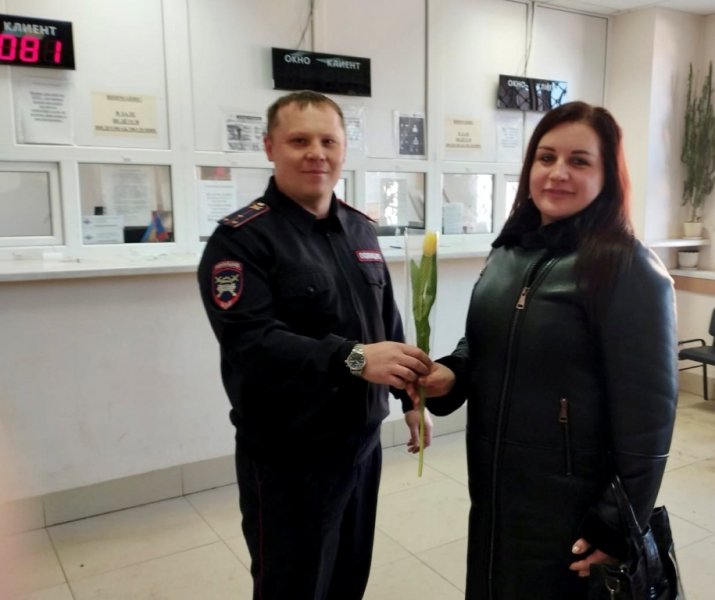 Полицейские подарили гостьям цветы